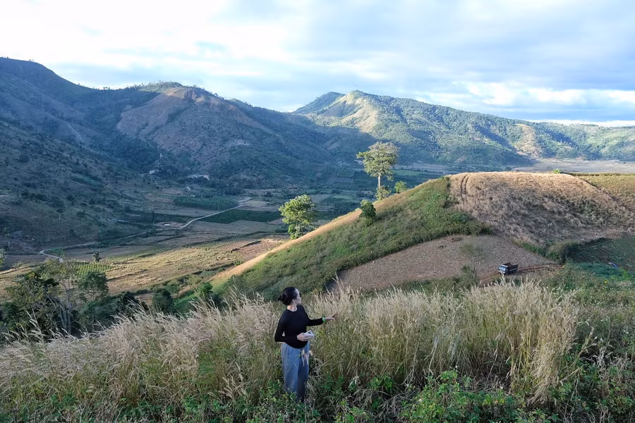 Với 3 miệng núi liền kề, núi lửa Chư Đang Ya hình thành nhiều "sống khủng long". Ảnh: Hoàng Ngọc
