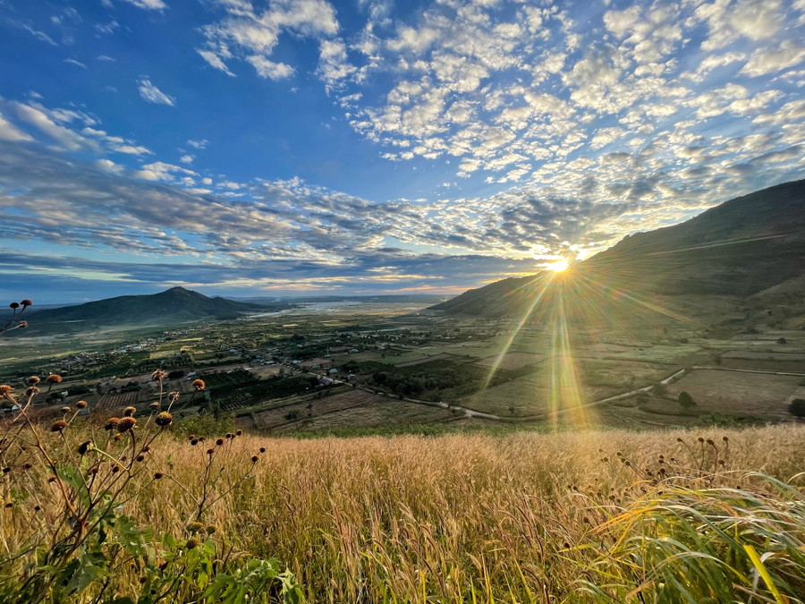 Hoàng hôn trên núi. Ảnh: Hoàng Ngọc