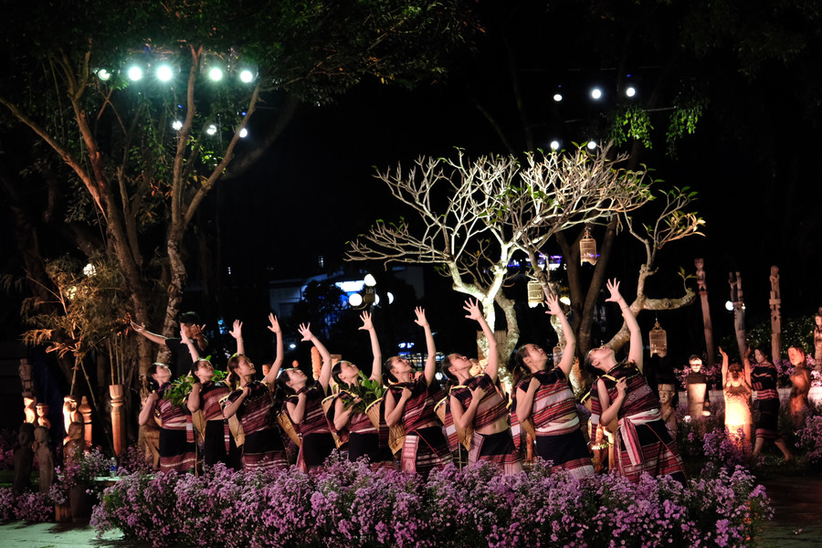 Nét duyên của thiếu nữ Bahnar trong trang phục thổ cẩm Nét duyên của thiếu nữ Bahnar trong trang phục thổ cẩm