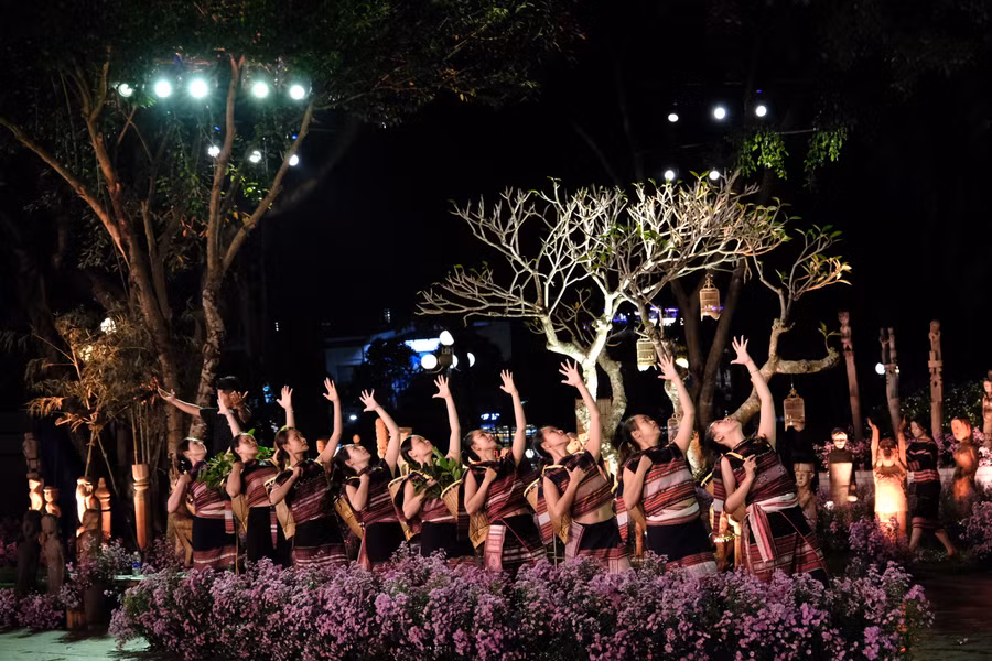 Nét duyên của thiếu nữ Bahnar trong trang phục thổ cẩm