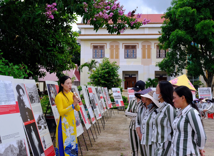 Triển lãm "Hồ Chí Minh-Chân dung một con người" tại Phân trại số 5, Trại giam Gia Trung. Ảnh: Hoàng Ngọc Triển lãm "Hồ Chí Minh-Chân dung một con người" tại Phân trại số 5, Trại giam Gia Trung. Ảnh: Hoàng Ngọc