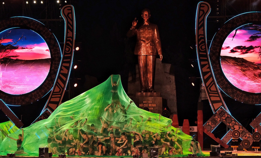 Sức sống đại ngàn được nghệ thuật hóa trên sân khấu. Ảnh: Hoàng Ngọc Sức sống đại ngàn được nghệ thuật hóa trên sân khấu. Ảnh: Hoàng Ngọc