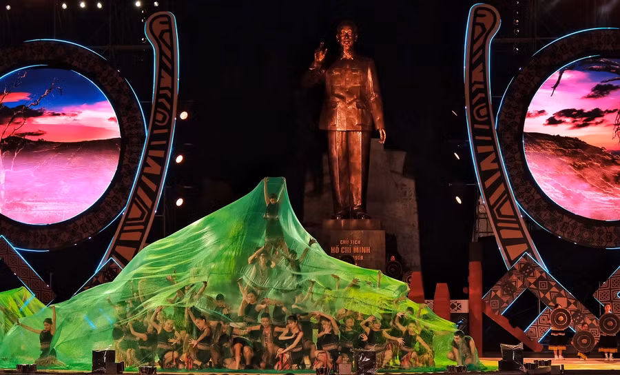 Sức sống đại ngàn được nghệ thuật hóa trên sân khấu. Ảnh: Hoàng Ngọc