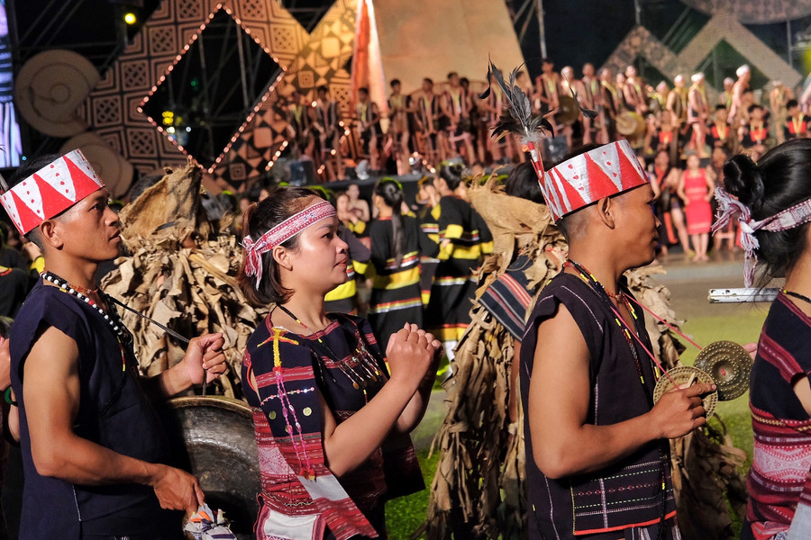 Những chủ nhân của di sản cồng chiêng. Ảnh: Hoàng Ngọc Những chủ nhân của di sản cồng chiêng. Ảnh: Hoàng Ngọc