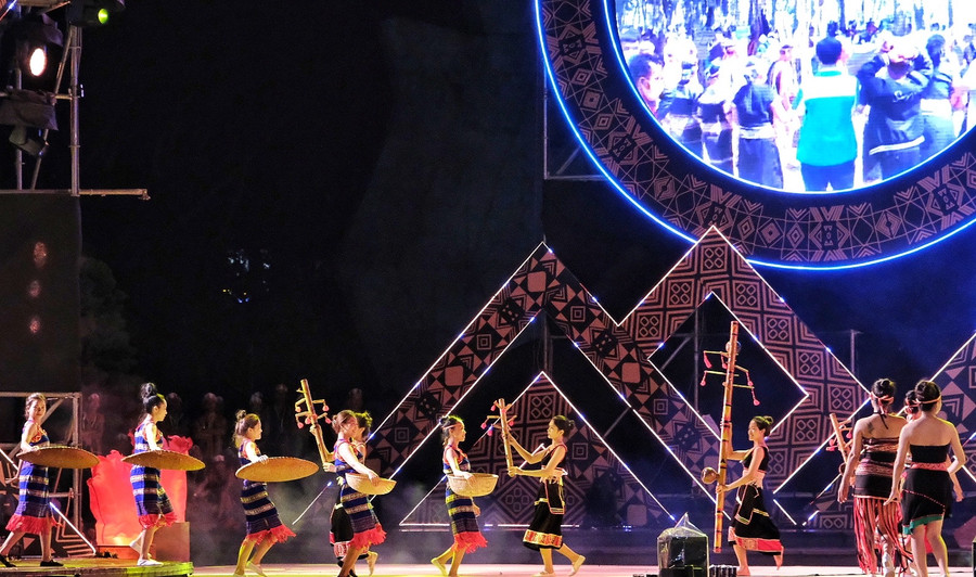 Cuộc sống bình dị và giàu chất thơ của các dân tộc bản địa Tây Nguyên được tái hiện trong chương trình nghệ thuật. Ảnh: Hoàng Ngọc Cuộc sống bình dị và giàu chất thơ của các dân tộc bản địa Tây Nguyên được tái hiện trong chương trình nghệ thuật. Ảnh: Hoàng Ngọc