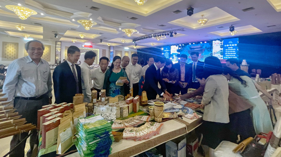 Gian hàng giới thiệu du lịch tỉnh Gia Lai thu hút các đại biểu tham quan, tìm hiểu. Ảnh: Hoàng Ngọc Gian hàng giới thiệu du lịch tỉnh Gia Lai thu hút các đại biểu tham quan, tìm hiểu. Ảnh: Hoàng Ngọc