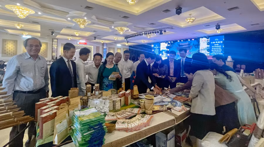 Gian hàng giới thiệu du lịch tỉnh Gia Lai thu hút các đại biểu tham quan, tìm hiểu. Ảnh: Hoàng Ngọc