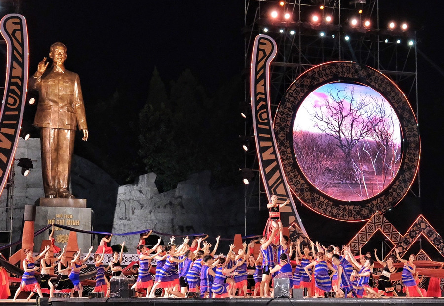 Chương trình khẳng định sức sống bền bỉ và sự lan tỏa mạnh mẽ của di sản văn hóa cồng chiêng. Ảnh: Hoàng Ngọc Chương trình khẳng định sức sống bền bỉ và sự lan tỏa mạnh mẽ của di sản văn hóa cồng chiêng. Ảnh: Hoàng Ngọc