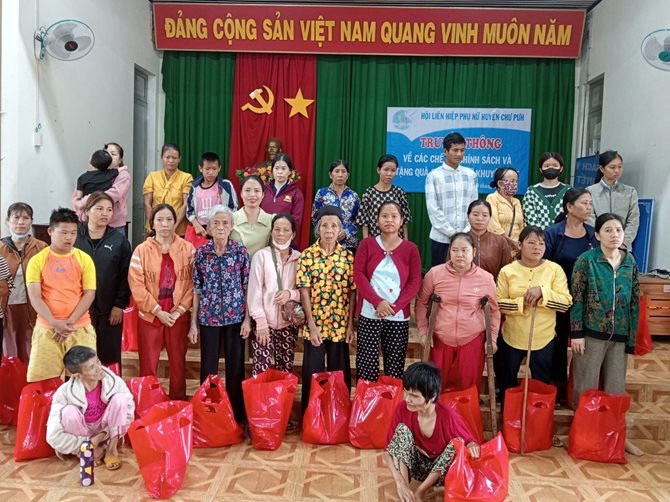 Tặng quà cho phụ nữ khuyết tật xã Ia Le, huyện Chư Pưh. Ảnh: Minh Châu Tặng quà cho phụ nữ khuyết tật xã Ia Le, huyện Chư Pưh. Ảnh: Minh Châu