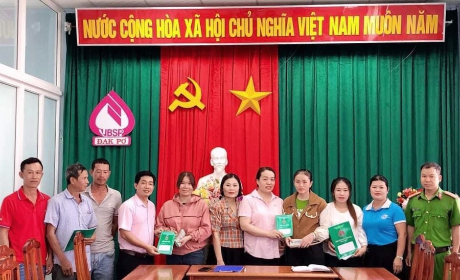 Phòng Giao dịch Ngân hàng CSXH huyện Đak Pơ trao vốn vay cho gia đình hội viên phụ nữ có người thân chấp hành xong án phạt tù. Ảnh: ĐVCC Phòng Giao dịch Ngân hàng CSXH huyện Đak Pơ trao vốn vay cho gia đình hội viên phụ nữ có người thân chấp hành xong án phạt tù. Ảnh: ĐVCC