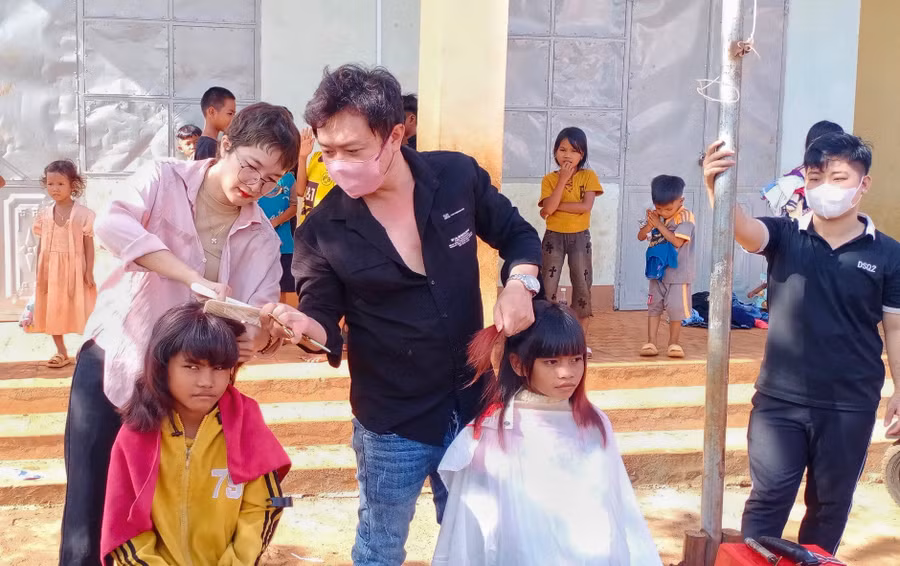Nhiều trẻ em làng Ser Dơ Mó ((xã Kông H’Tok, huyện Chư Sê) được cắt tóc miễn phí trong Ngày Quốc tế thiếu nhi 1-6. Ảnh: Minh Châu