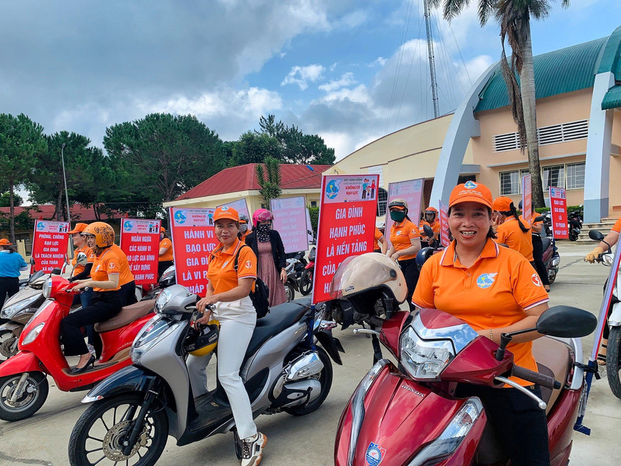 Băng rôn tuyên truyền, trang phục… sử dụng trong lễ ra quân và phát động đều mang sắc cam-màu biểu tượng cho chiến dịch toàn cầu về xóa bỏ bạo lực đối với phụ nữ và trẻ em gái. Ảnh: Minh Châu Băng rôn tuyên truyền, trang phục… sử dụng trong lễ ra quân và phát động đều mang sắc cam-màu biểu tượng cho chiến dịch toàn cầu về xóa bỏ bạo lực đối với phụ nữ và trẻ em gái. Ảnh: Minh Châu