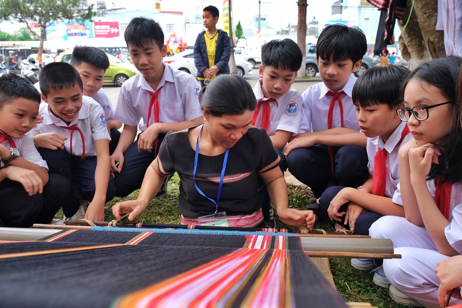 Học sinh nam cũng rất hào hứng với nghề dệt. Ảnh: Hoàng Ngọc Học sinh nam cũng rất hào hứng với nghề dệt. Ảnh: Hoàng Ngọc