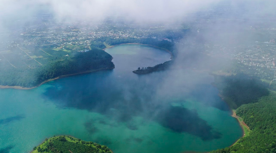 Mắt ngọc Biển Hồ bảng lảng trong sương sớm. Ảnh: Bi Ly Mắt ngọc Biển Hồ bảng lảng trong sương sớm. Ảnh: Bi Ly