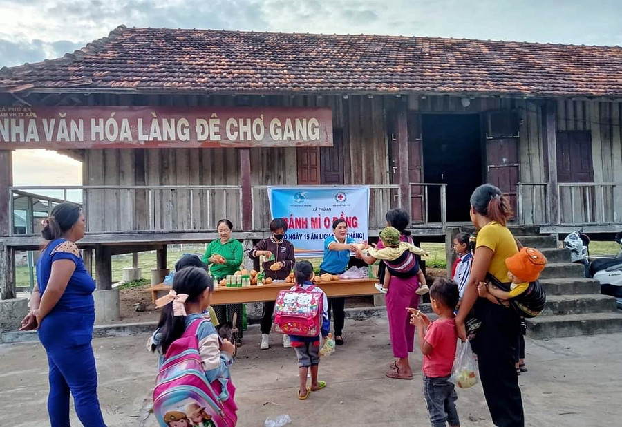 Mô hình &quot;Tủ bánh mì 0 đồng&quot; được triển khai vào ngày 15 âm lịch hàng tháng cho trẻ em làng Đê Chơ Gang, xã Phú An, huyện Đak Pơ. Ảnh: Minh Châu