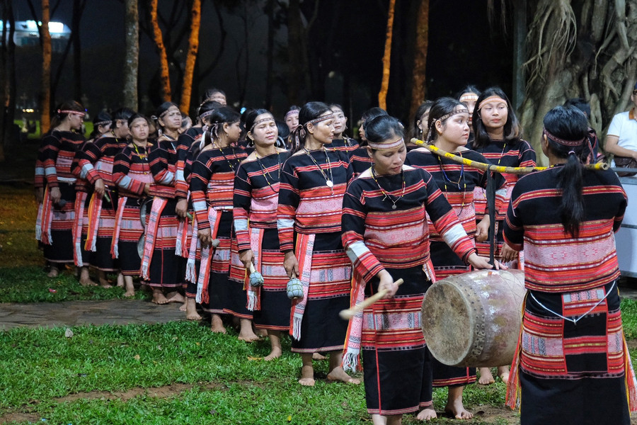Đội chiêng nữ làng Leng trình diễn trong chương trình "Cồng chiêng cuối tuần-Thưởng thức và trải nghiệm" tại Quảng trường Đại Đoàn Kết, TP. Pleiku. Ảnh: Hoàng Ngọc Đội chiêng nữ làng Leng trình diễn trong chương trình "Cồng chiêng cuối tuần-Thưởng thức và trải nghiệm" tại Quảng trường Đại Đoàn Kết, TP. Pleiku. Ảnh: Hoàng Ngọc