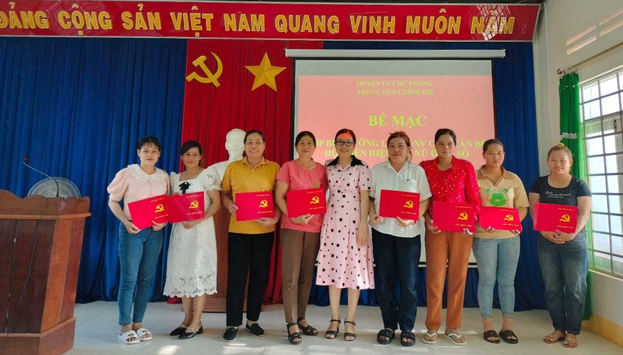 Trao chứng chỉ cho các học viên hoàn thành lớp tập huấn. Ảnh: Minh Châu Trao chứng chỉ cho các học viên hoàn thành lớp tập huấn. Ảnh: Minh Châu