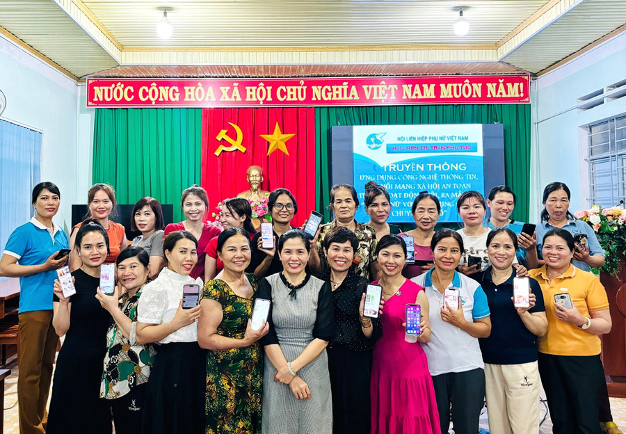 Hội LHPN thị trấn Phú Túc ra mắt câu lạc bộ phụ nữ với ứng dụng công nghệ thông tin-chuyển đổi số. Ảnh: Minh Châu