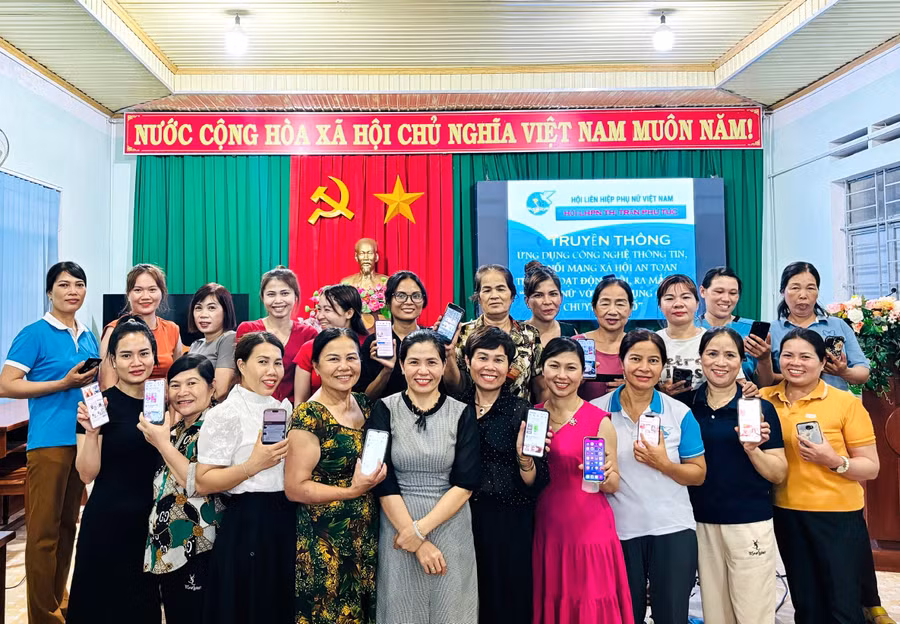 Hội LHPN thị trấn Phú Túc ra mắt câu lạc bộ phụ nữ với ứng dụng công nghệ thông tin-chuyển đổi số. Ảnh: Minh Châu