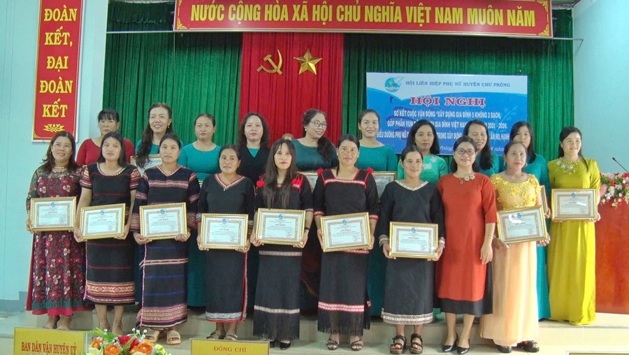 Khen thưởng các tập thể, cá nhân điển hình trong triển khai cuộc vận động “Xây dựng gia đình 5 không, 3 sạch, góp phần vun đắp giá trị gia đình Việt Nam”. Ảnh: Minh Châu Khen thưởng các tập thể, cá nhân điển hình trong triển khai cuộc vận động “Xây dựng gia đình 5 không, 3 sạch, góp phần vun đắp giá trị gia đình Việt Nam”. Ảnh: Minh Châu
