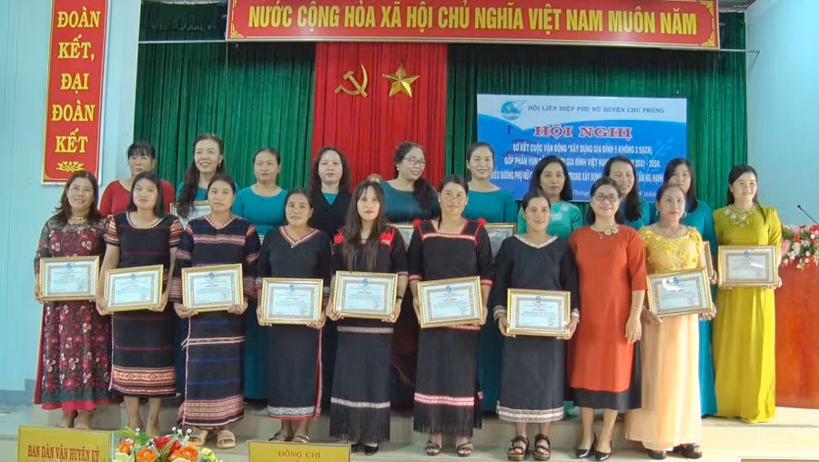 Khen thưởng các tập thể, cá nhân điển hình trong triển khai cuộc vận động “Xây dựng gia đình 5 không, 3 sạch, góp phần vun đắp giá trị gia đình Việt Nam”. Ảnh: Minh Châu