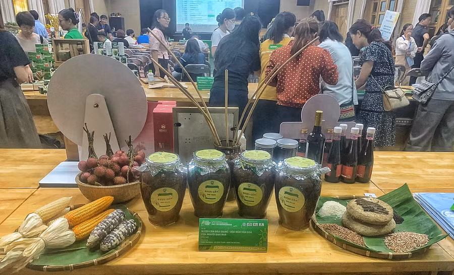 Trưng bày sản phẩm và các nguyên liệu bản địa để ủ rượu cần Đak Giang. Ảnh: NVCC
