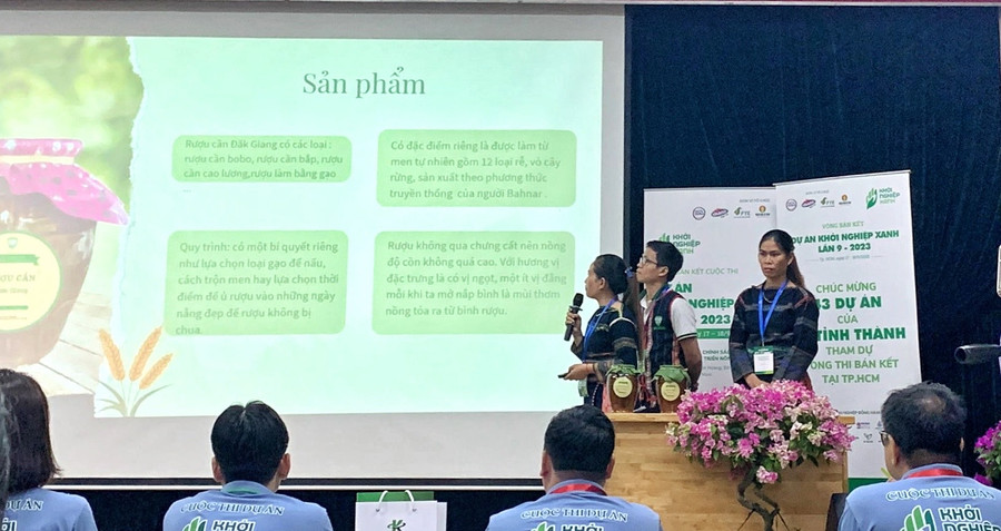 Thuyết trình Dự án “Rượu cần Đak Giang-Đặc sản văn hóa của người Bahnar” tại vòng bán kết cuộc thi. Ảnh: NVCC Thuyết trình Dự án “Rượu cần Đak Giang-Đặc sản văn hóa của người Bahnar” tại vòng bán kết cuộc thi. Ảnh: NVCC