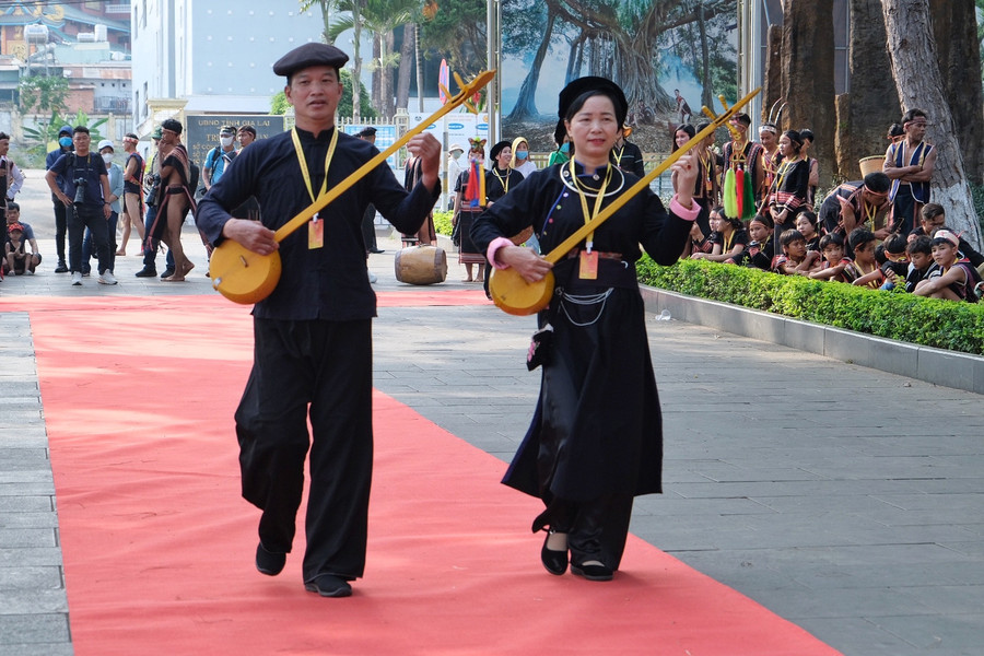 Các nghệ nhân Tày không chỉ giới thiệu trang phục truyền thống mà còn đưa cả đàn tính-nhạc cụ cổ truyền lên sân khấu như một sự tự hào về văn hóa. Ảnh: Hoàng Ngọc
