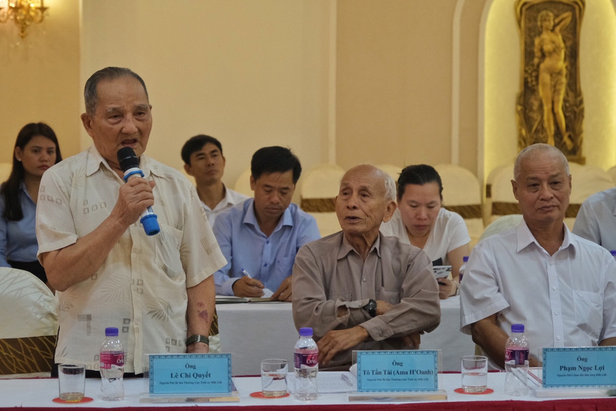 Ông Lê Chí Quyết-nguyên Phó Bí thư thường trực Tỉnh ủy Đak Lak, nhân chứng lịch sử phát biểu tại hội thảo. Ảnh: Hoàng Ngọc