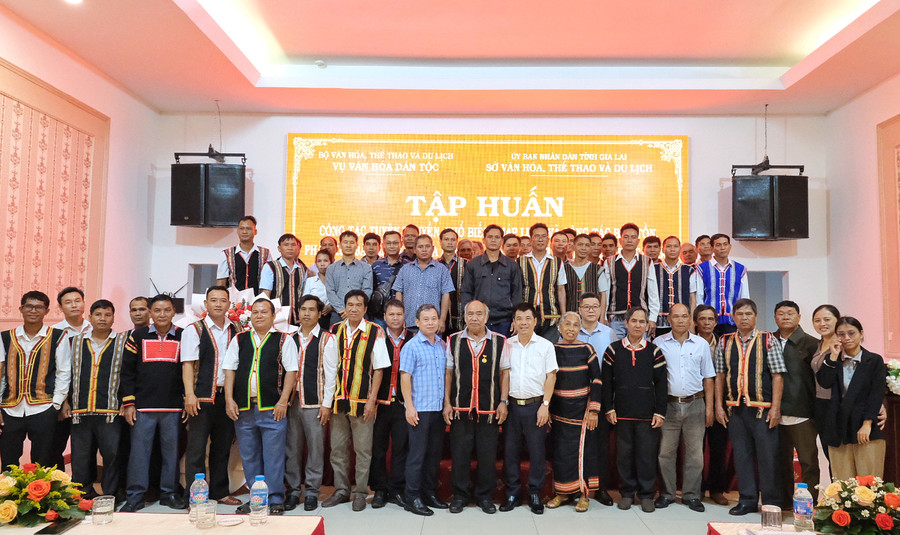 87 cán bộ, công chức cấp xã, nghệ nhân, già làng, trưởng thôn, bản và người có uy tín vùng đồng bào dân tộc thiểu số được tập huấn công tác bảo tồn, phát huy bản sắc văn hóa. Ảnh: Hoàng Ngọc 87 cán bộ, công chức cấp xã, nghệ nhân, già làng, trưởng thôn, bản và người có uy tín vùng đồng bào dân tộc thiểu số được tập huấn công tác bảo tồn, phát huy bản sắc văn hóa. Ảnh: Hoàng Ngọc