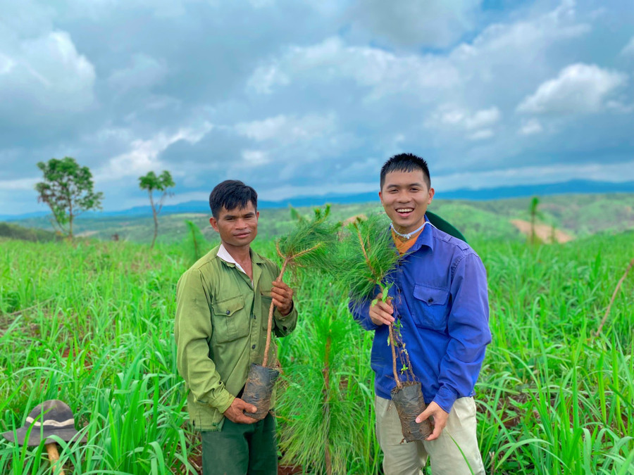 Kỹ sư nông nghiệp Trần Thái Bình (bìa phải). Ảnh: NVCC Kỹ sư nông nghiệp Trần Thái Bình (bìa phải). Ảnh: NVCC