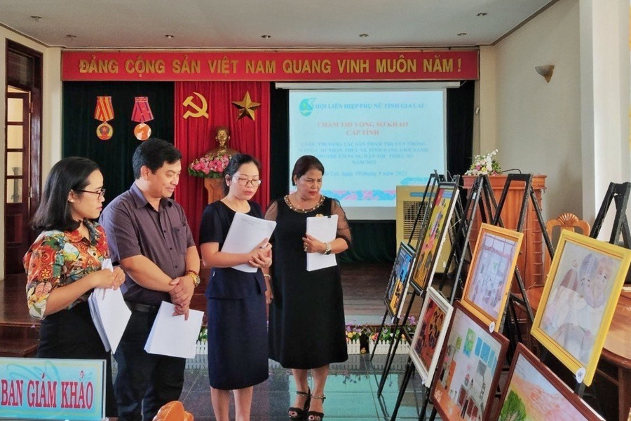 Ban Giám khảo chấm các tác phẩm dự thi vòng sơ khảo cấp tỉnh. Ảnh: Minh Vy Ban Giám khảo chấm các tác phẩm dự thi vòng sơ khảo cấp tỉnh. Ảnh: Minh Vy