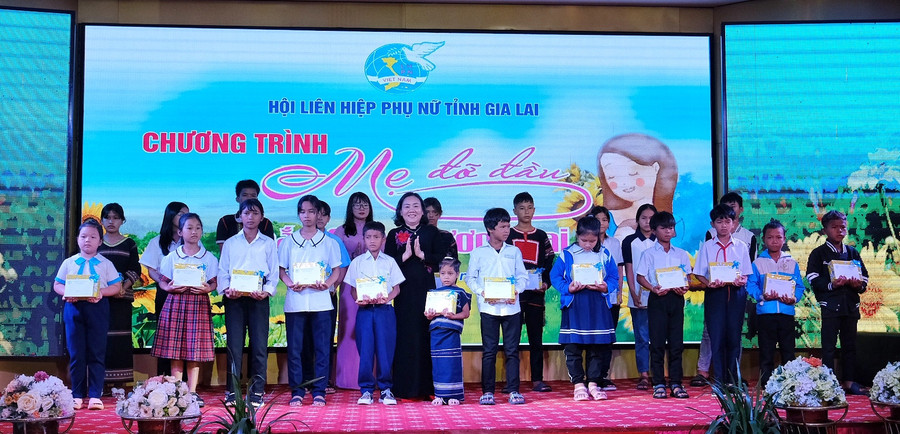 Chương trình tặng quà cho 22 trẻ mồ côi nỗ lực vượt khó. Ảnh: Minh Châu Chương trình tặng quà cho 22 trẻ mồ côi nỗ lực vượt khó. Ảnh: Minh Châu