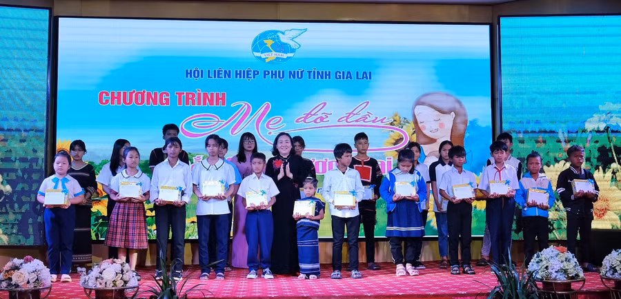 Chương trình tặng quà cho 22 trẻ mồ côi nỗ lực vượt khó. Ảnh: Minh Châu