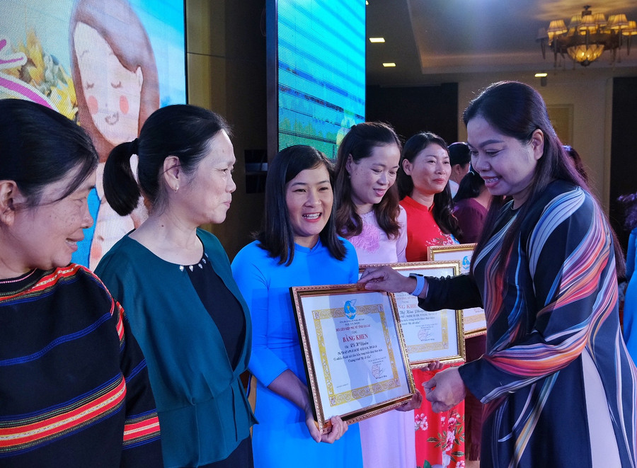 Bà Rơ Chăm H'Hồng-Chủ tịch Hội LHPN tỉnh tặng bằng khen tuyên dương 22 "Mẹ đỡ đầu" tiêu biểu. Ảnh: Minh Châu Bà Rơ Chăm H'Hồng-Chủ tịch Hội LHPN tỉnh tặng bằng khen tuyên dương 22 "Mẹ đỡ đầu" tiêu biểu. Ảnh: Minh Châu