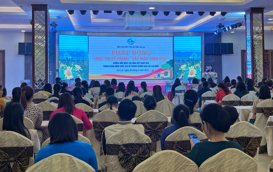 Hội LHPN tỉnh phát động cuộc thi vẽ tranh "Sắc màu bình yên" với thông điệp đẩy lùi bạo lực gia đình. Ảnh: Minh Châu Hội LHPN tỉnh phát động cuộc thi vẽ tranh "Sắc màu bình yên" với thông điệp đẩy lùi bạo lực gia đình. Ảnh: Minh Châu