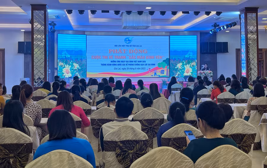 Hội LHPN tỉnh phát động cuộc thi vẽ tranh "Sắc màu bình yên" với thông điệp đẩy lùi bạo lực gia đình. Ảnh: Minh Châu