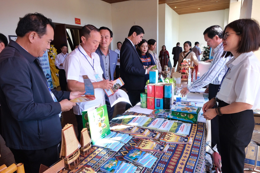 Các đại biểu tham quan gian hàng du lịch tỉnh Gia Lai bên lề hội nghị. Ảnh: Hoàng Ngọc