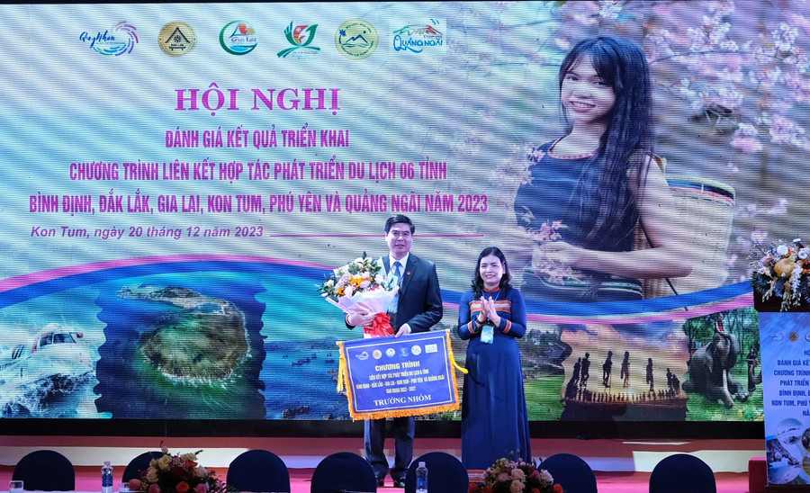 UBND tỉnh Kon Tum trao cờ chuyển giao nhiệm vụ trưởng nhóm liên kết cho UBND tỉnh Bình Định. Ảnh: Hoàng Ngọc