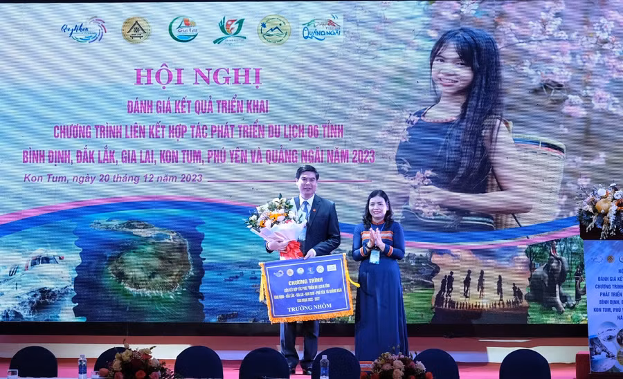 UBND tỉnh Kon Tum trao cờ chuyển giao nhiệm vụ trưởng nhóm liên kết cho UBND tỉnh Bình Định. Ảnh: Hoàng Ngọc