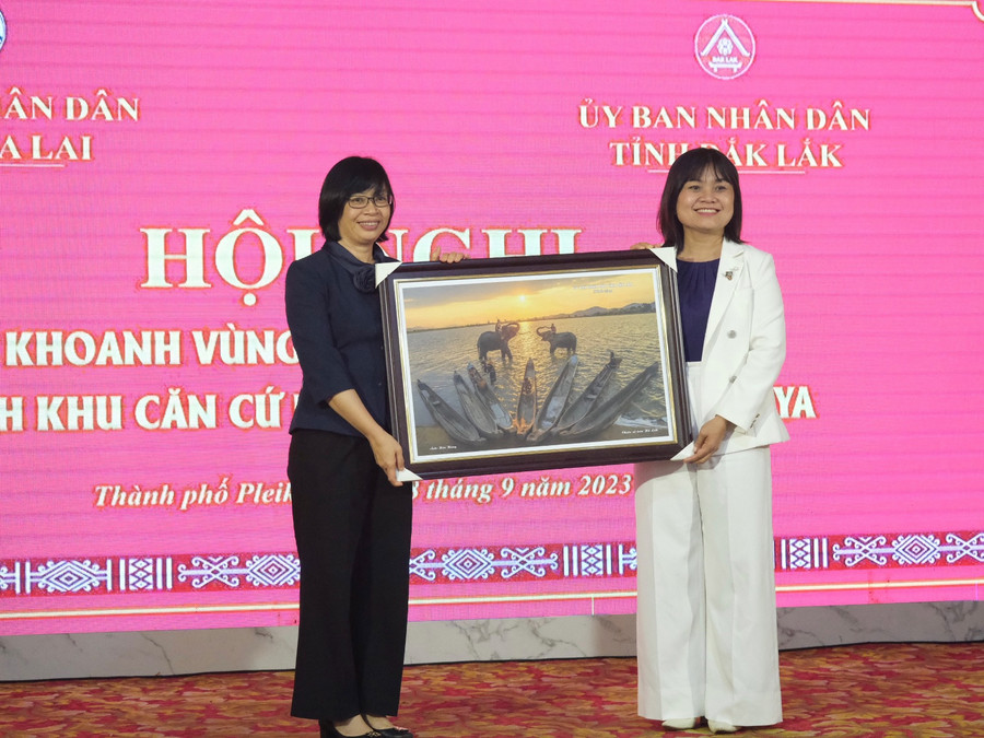 Lãnh đạo UBND tỉnh Đak Lak tặng quà lưu niệm UBND tỉnh Gia Lai. Ảnh: Hoàng Ngọc