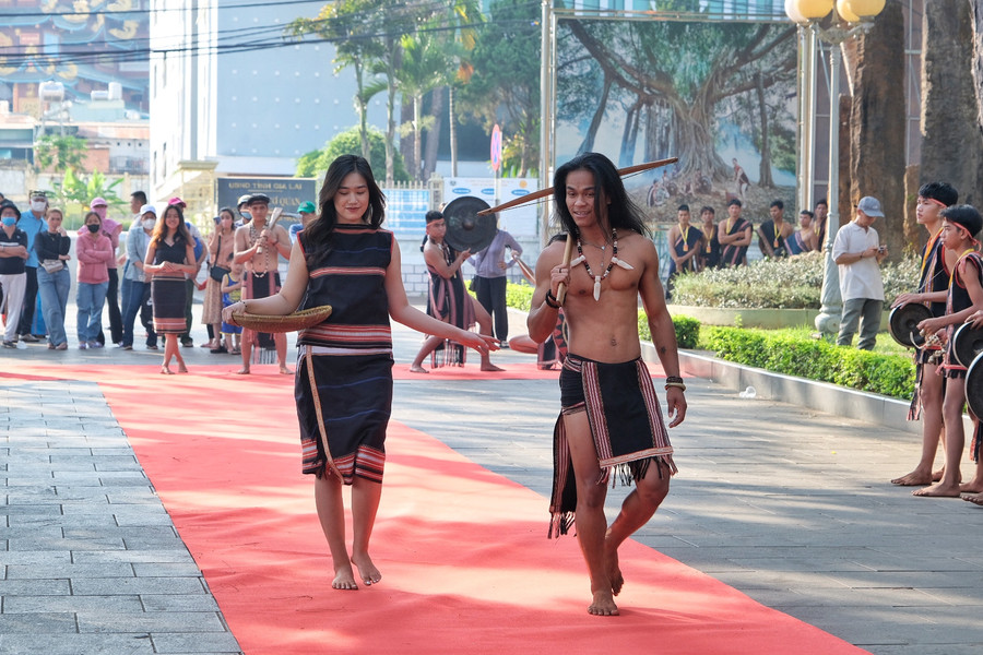 Những chàng trai, cô gái Jrai bước ra từ buôn làng. Ảnh: Hoàng Ngọc