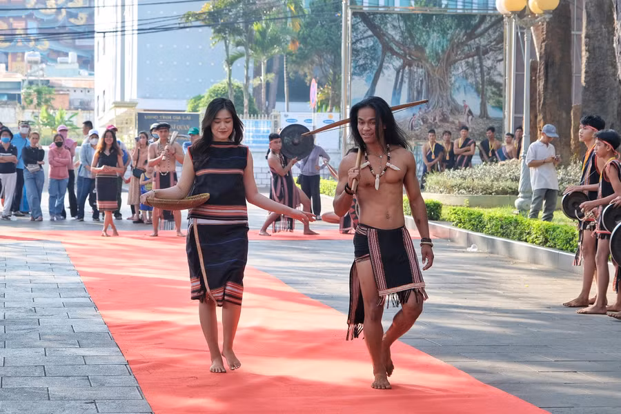 Những chàng trai, cô gái Jrai bước ra từ buôn làng. Ảnh: Hoàng Ngọc