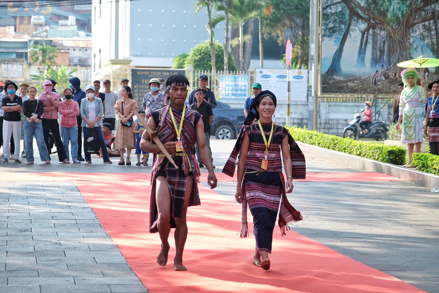 Trang phục của người Bahnar vùng Đông Trường Sơn rất chăm chút về hoa văn. Ảnh: Hoàng Ngọc