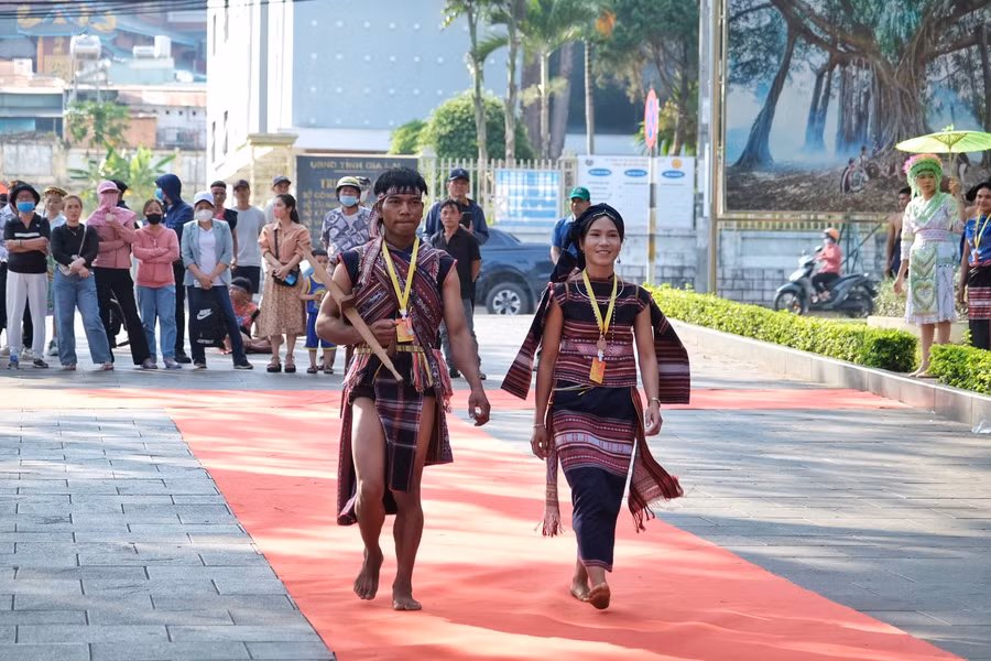 Trang phục của người Bahnar vùng Đông Trường Sơn rất chăm chút về hoa văn. Ảnh: Hoàng Ngọc