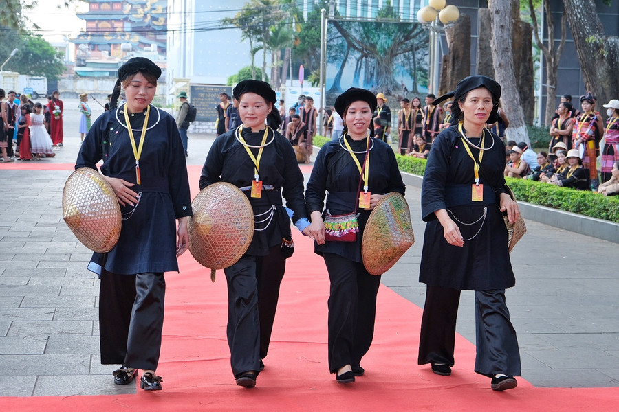 Trang phục của người Nùng đơn giản với gam màu trầm, góp phần làm phong phú sắc màu trang phục các dân tộc tỉnh Gia Lai. Ảnh: Hoàng Ngọc