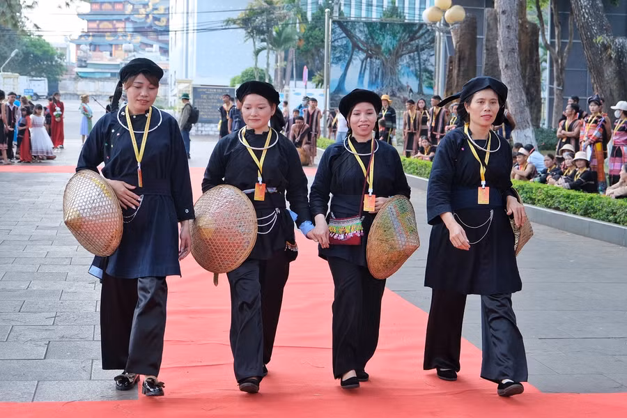 Trang phục của người Nùng đơn giản với gam màu trầm, góp phần làm phong phú sắc màu trang phục các dân tộc tỉnh Gia Lai. Ảnh: Hoàng Ngọc