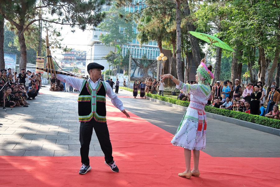 Sắc phục của người Mông. Ảnh: Hoàng Ngọc