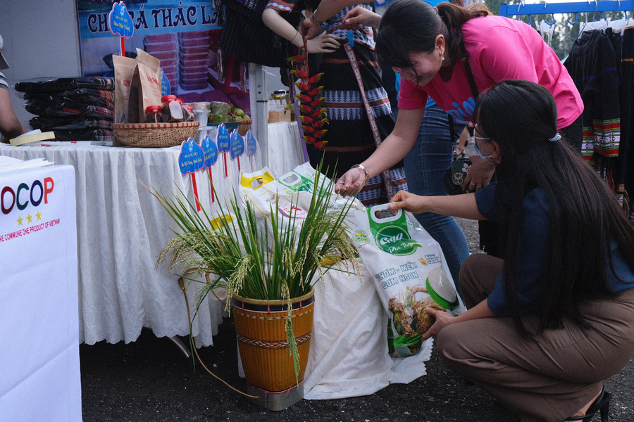 Phụ nữ ngày càng mạnh dạn, tự tin khởi nghiệp từ tài nguyên sẵn có ở địa phương. Ảnh: Minh Châu