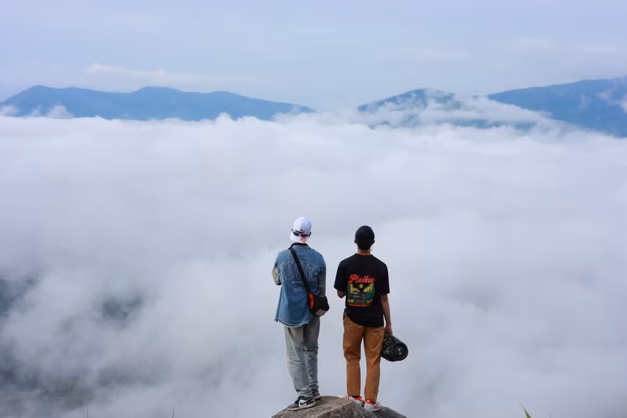 Ngắm mây trên đỉnh Chư Hreng. Ảnh: Bi Ly